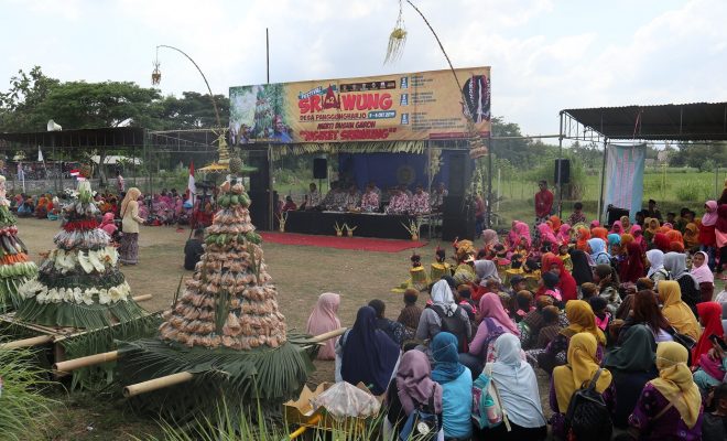 Merti Dusun dengan Tema Ngiket Srawung yakni semua warga makin erat ikatannya