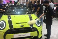 Petugas lap mobil sampai kinclong di giias