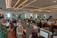 Isi dalam kantor MS Glow dan beberapa karyawannya