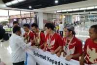 menonjolkan prestasi di lamaran