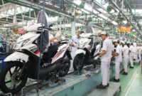 industri pabrik kompas aktivitas barat berbasis teknologi berapa otomotif karyawan gaji besar yang kawasan perakitan suryacipta lalu salah karawang setiyawan