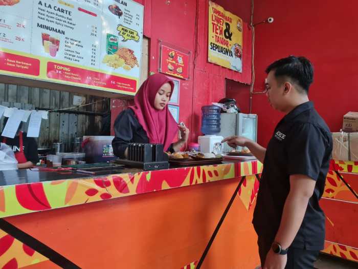 Gaji Karyawan Warung Makan Ayam Geprek Bu Nanik
