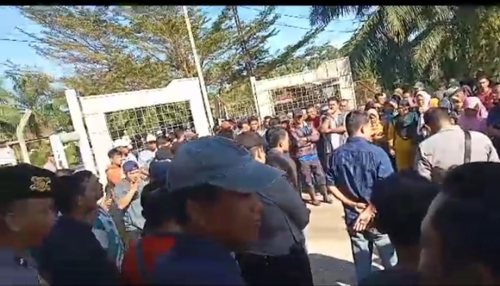 Gaji Tertunda, Ribuan Pekerja PT Bumi Sarimas di Padang Pariaman Mogok ... Gaji PT Agro Sarimas Indonesia